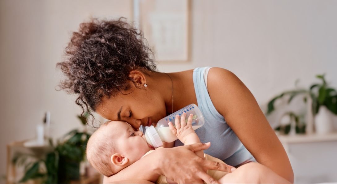 hoeveel flessen babyvoeding 6 maanden